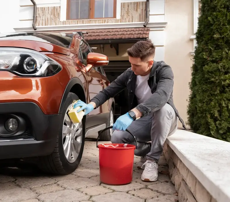 Lavage auto à domicile Sauveterre : professionnel intervenant sur un véhicule